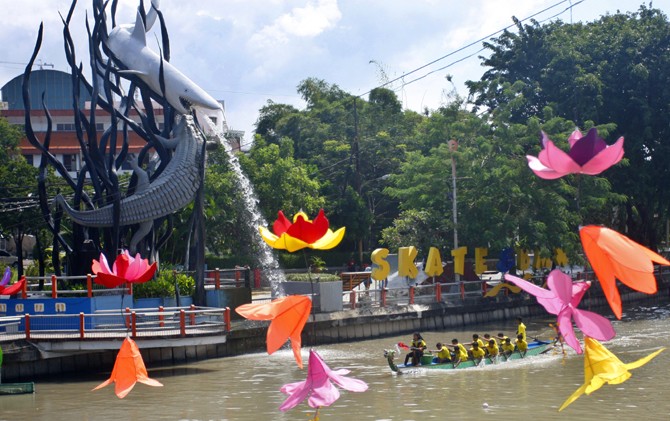 BALAPAN: Tim Airud B (Polairud Polda Jatim) beradu kecepatan dengan tim Ukalas di ajang Dragon Boat Fun Race. Mereka menempuh jarak 400 meter di Kalimas. - Image