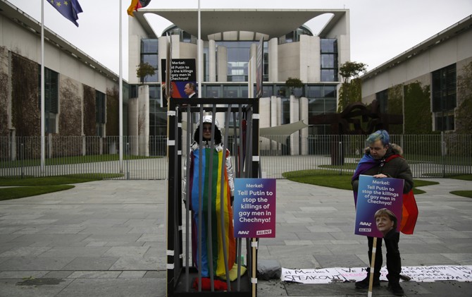 PROTES: Dua warga Jerman melakukan aksi demo di Berlin menentang peraturan mengenai homoseksual yang berlaku di Chechnya. - Image
