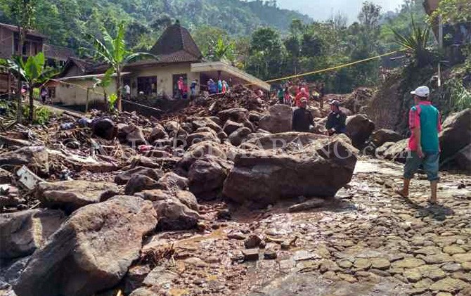 Proses pencarian hari ketiga oleh tim gabungan di lokasi banjir bandang Desa Citrosono Kecamatan Grabag. Bebatuan besar menyulitkan proses evakuasi dan pembukaan jalur. - Image