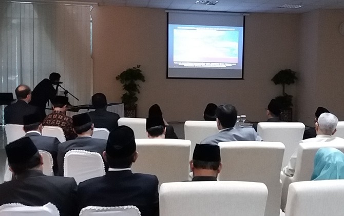 Cecep Nurwendaya (berdiri pojok) paparan di rangkaian sidang isbat di kantor Kemenag Jl Thamrin (26/5). - Image