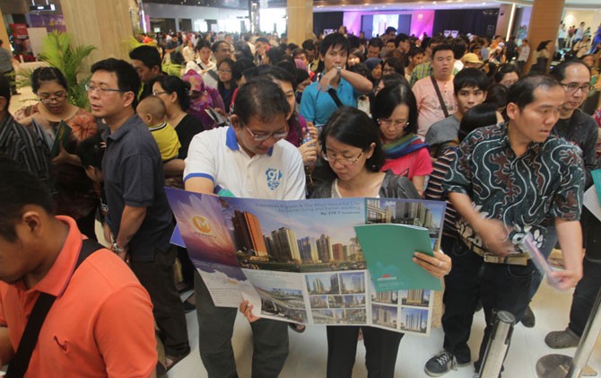 DIMINATI: Calon pembeli menunggu di Cikarang, Bekasi, Sabtu (13/5), untuk mendapatkan nomor urut pemesanan (NUP) Meikarta, proyek prestisius besutan Lippo Group. - Image