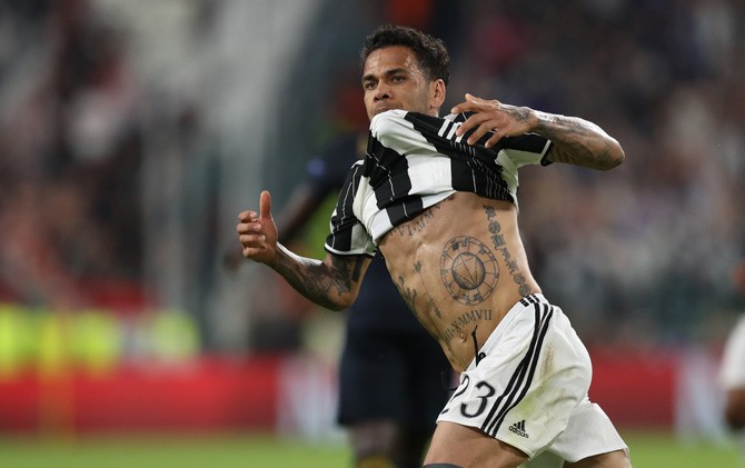 Dani Alves mendedikasikan gol ke gawang Monaco untuk kekasihnya - Image