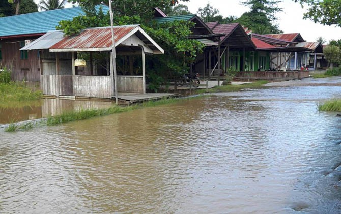 Banjir di Muara Bengkal, Muara Ancalong, hingga Long Mesangat, sudah berlangsung dua hari. Bila hujan terus-menerus, banjir berpotensi merendam rumah warga hingga beberapa hari ke depan. - Image