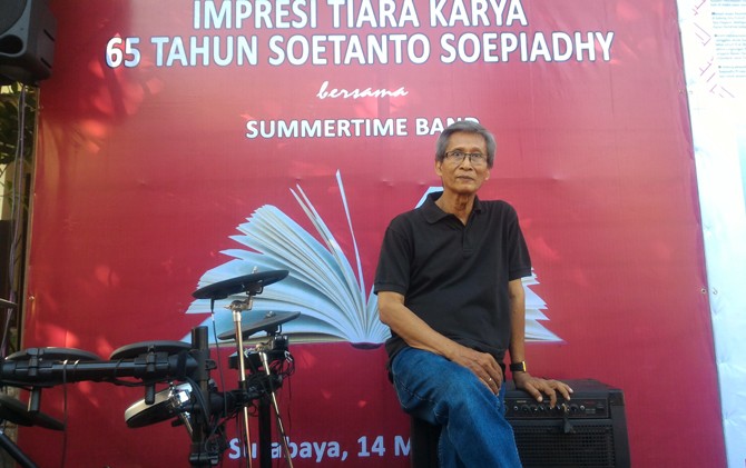 PENULIS PRODUKTIF: Soetanto Soepiadhy berada di atas panggung yang dibikin Minggu (14/5) di depan rumahnya. Dia meluncurkan buku ke-81. - Image