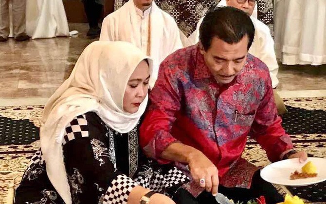 Artis senior Jenny Rachman memotong tumpeng bersama suaminya, Suprajarto. - Image