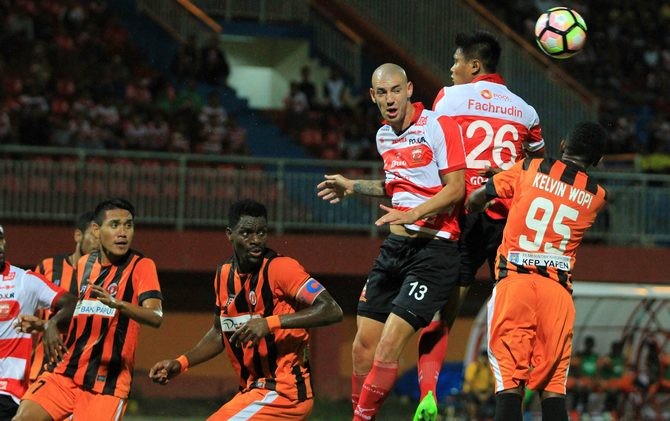 Perseru Serui berhasil menahan imbang Madura United di Pamekasan. - Image