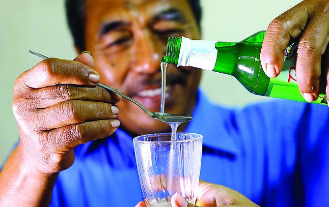 INCOME: Soni Mohson salah seorang penggiat mangrove yang hasil budidayanya dapat dijadikan sirup Bogem khas mangrove. - Image
