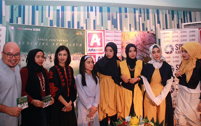 Peluncuran DVD karaoke Hits Religi Terbaik di kawasan Blok M, Jakarta Selatan, Jumat (19/5) - Image
