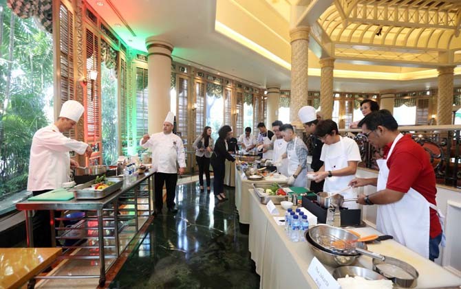 ASYIK: Suasana Cooking Class yang merupakan serangkaian acara dari Taste of Hungary yang diselenggarakan oleh JW Marriot bersama dua chef dari Hungaria yaitu Chef Albin Timar dan Chef Atila Timar. (8/5). - Image