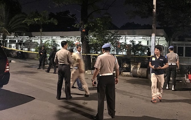 Polisi sedang melakukan penyisiran di lokasi penusukan dua anggotanya di masjid Faletehan, Blok M seberang mabes polri - Image