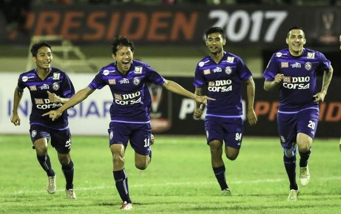 Adam Alis (kedua dari kiri) masih terbawa suasana lebaran. - Image