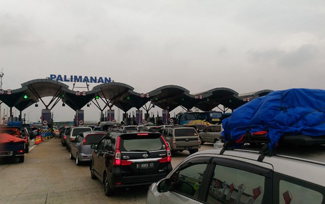 Pemandangan Gerbang Tol Palimanan dipadati pemudik, Kamis (22/6) - Image
