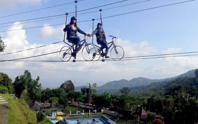 Wahana sepada gantung yang siap menyambut liburan di Lokawisata Baturraden libur lebaran nanti. - Image