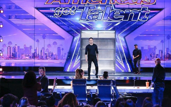 TEGANG: Reaksi juri, dari kanan, Howie Mandel, Mel B., Heidi Klum, dan Simon Cowell setelah aksi Demian selesai. - Image