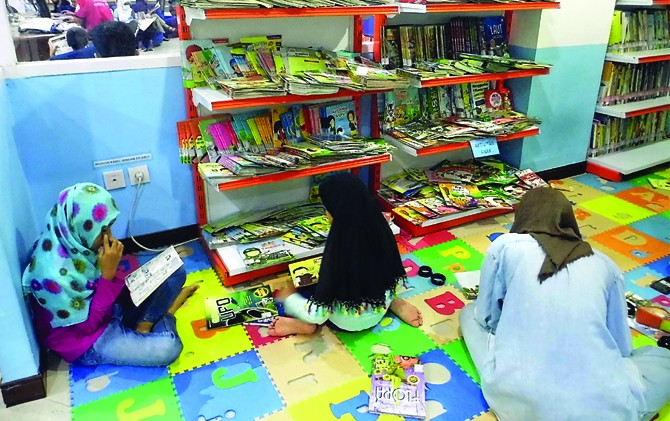 KHUSUS ANAK: Anak-anak menikmati momen membaca buku di Perpustakaan Kota Surabaya. - Image