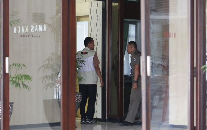 TERUS USUT: Penyidik KPK menggeledah kantor Dinas Perkebunan Jatim untuk mencari dokumen-dokumen yang terkait dengan pungli. - Image
