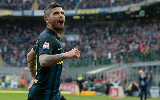 Ever Banega segera merampungkan kepindahan kembali ke Sevilla. - Image