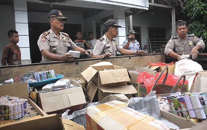 BAHAYA: Polisi mengamankan ribuan petasan di kawasan Jombang. - Image