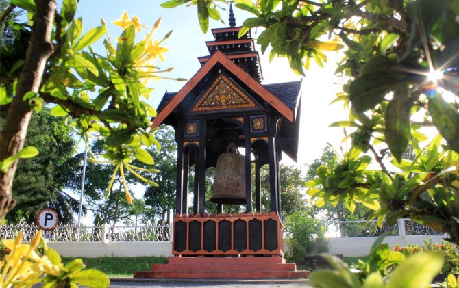 HENDRI ABIK/METRO ACEH/JPG HADIAH CHENG HO: Lonceng Cakra Donya tergantung di halaman depan sebelah kiri Museum Aceh. - Image