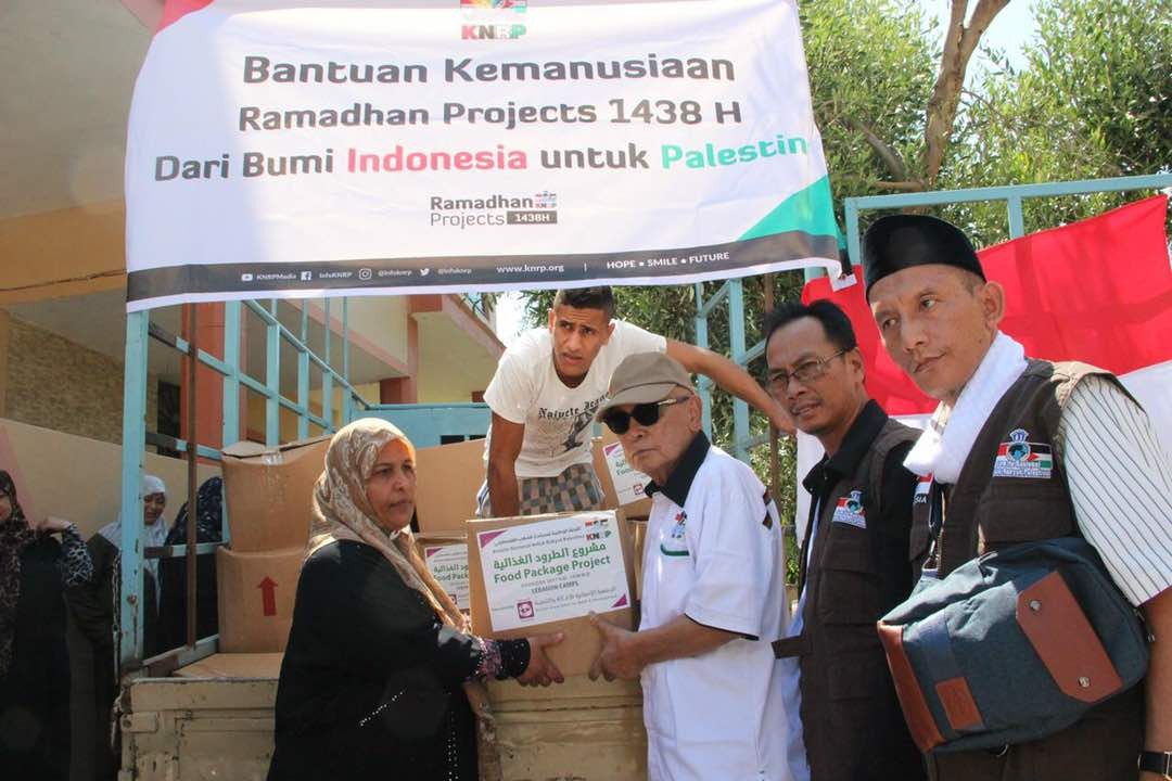 Ketua KNRP, Suripto menyerahkan bantuan kemanusiaan secara simbolis kepada warga Palestina di Lebanon. - Image