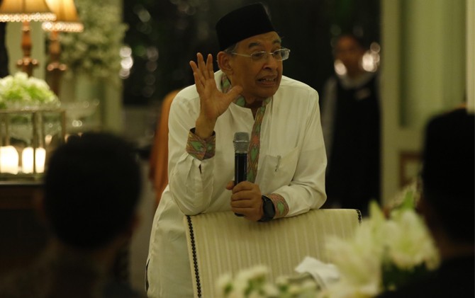 BERSAHABAT: Prof M. Quraish Shihab (tiga dari kiri) bersama Konjen Filipina Eddy Surohadi (empat dari kiri), Konjen Kerajaan Maroko Djamal Ghozi Basmeleh (dua dari kanan), dan Koordinator Liputan Jawa Pos Arif Santoso (kanan). - Image