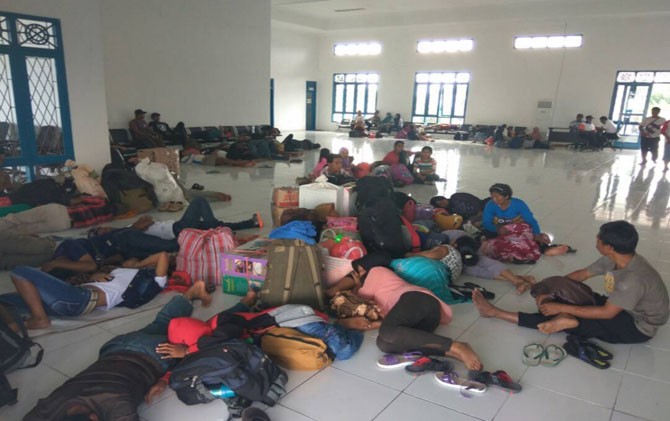 Para pemudik telantar di Pelabuhan Panglima Utar, Kumai. Kalteng. - Image