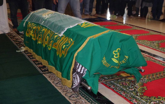 Peti jenazah almarhumah Julia Perez siap disalatkan - Image