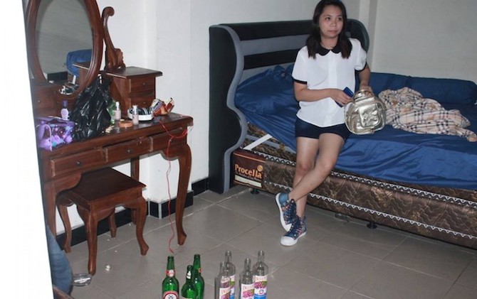 Seorang perempuan yang terjaring razia di dalam kamar bersama 2 cowok - Image