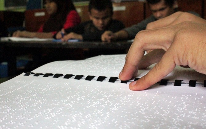 Siswa tuna netra di SMA LB Kemala Bayangkari membaca Alquran Braille untuk mengisi kegiatan di bulan suci Ramadan. - Image