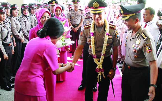 LAMA DAN BARU: Kombespol Himawan Bayu Aji dan Kombespol Muhammad Anwar Nasir Rabu (14/6) melaksanakan serah terima jabatan Kapolresta Sidoarjo. - Image