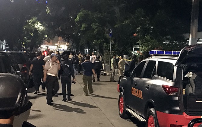 Anggota Gegana mengamankan lokasi dan melakukan oleh TKP di depan Masjid Falatehan - Image