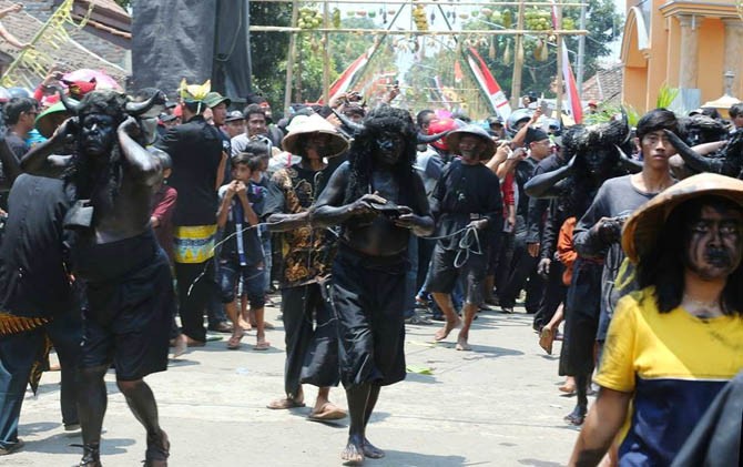 TELITI: Ritual kebo-keboan. - Image
