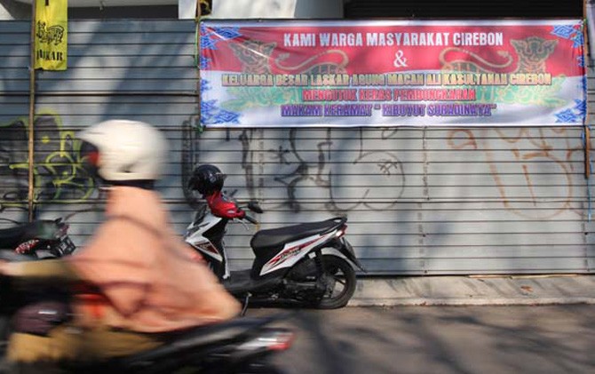 Spanduk memprotes pembongkaran Makam Pangeran Suradinaya terpasang di depan ruko di Jl Kebon Blimbing, Selasa (6/6). - Image