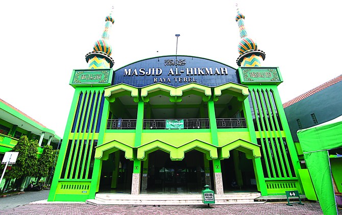 DOMINASI HIJAU: Menara Masjid Al Hikmah di Raya Tebel yang dicat dengan kombinasi menarik empat warna. - Image
