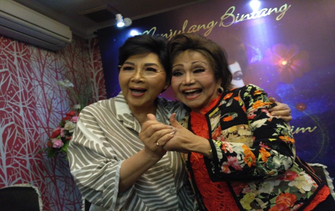 Titiek Puspa dan Elly Kasim saat jumpa pers jelang konser Menjulang Bintang 57 Tahun Elly Kasim Berdendang di Juanda, Jakarta Pusat, Kamis (15/6) - Image