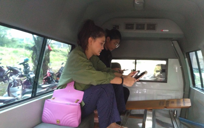 Luna Maya saat berada di dalam ambulance jenazah Julia Perez di kawasan Cibubur, Jakarta Timur, Sabtu (10/6). - Image