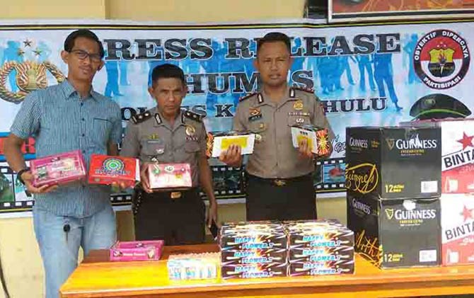 Kapolres AKBP Imam Riyadi (kanan) didampingi Kabag Ops (tengah) dan KBO Reskrim (kiri) menunjukkan barang bukti yang diamankan selama Operasi Pekat di Mapolres Kapuas Hulu, Rabu (7/6). - Image