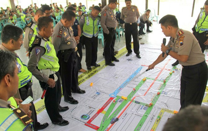 Kapolres Pekalongan Kota memberikan arahan kepada anggotanya menggunakan - Image