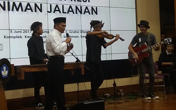 Mendikbud Muhadjir Effendy tampil bersama Ridho Slank di pagelaran Uji Gelar Pentas Ekspresi Seniman Jalanan (5/6) - Image