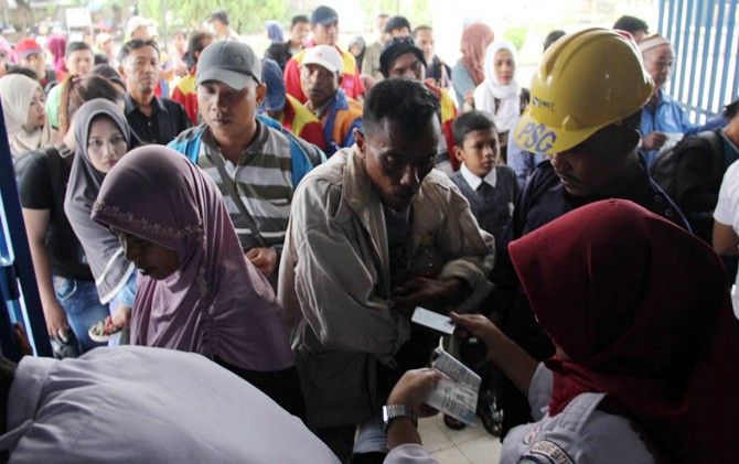 Pemudik di Pelabuhan Sekupang saat menuju ke kapal. - Image