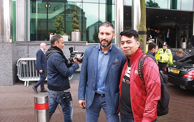 MEJENG: Wartawan Jawa Pos Dani Nur Subagyo bersama mantan pemain Juventus Gianluca Zambrotta. - Image