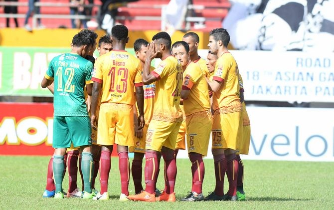 Sriwijaya FC dinilai terlalu mudah kebobolan pada babak kedua. - Image