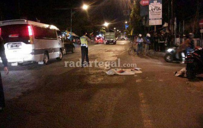 Kecelakaan pemudik motor di Pantura Brebes yang menewaskan seorang balita. - Image