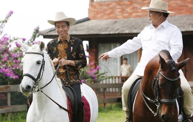 Jokowi menunggang kuda putih bersama Prabowo di Hambalang - Image