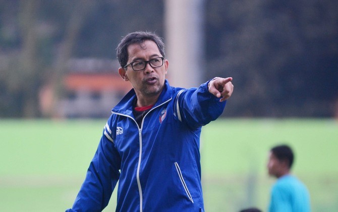 Aji Santoso yakin anak asuhnya bisa membawa pulang poin dari Stadion Pakansari. - Image
