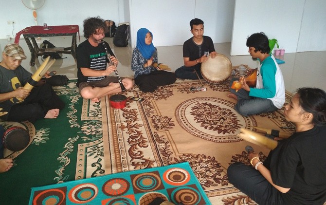 Juan Calvi saat memberikan materi workshop musik - Image