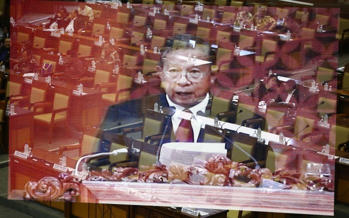 Foto multiple exposure Menko Perekonomian Darmin Nasution saat membacakan nota pertanggungjawaban APBN 2016 di DPR pekan lalu. - Image