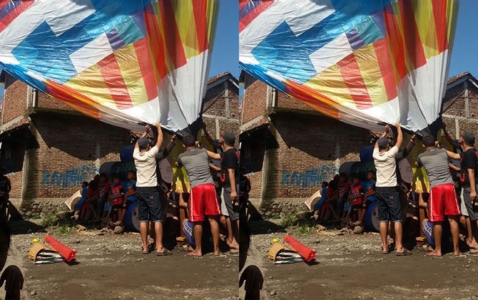 Warga bersiap menerbangkan balon udara di Purbalingga meski sudah ada larangan. - Image