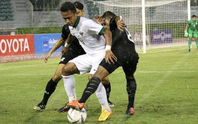 Peggawa Timnas U-22 Indonesia, Osvaldo Haay, mencoba lepas dari kawalan dua pemain Thailand pada laga pamungkas Grup H kualifikasi Piala Asia U-23. - Image