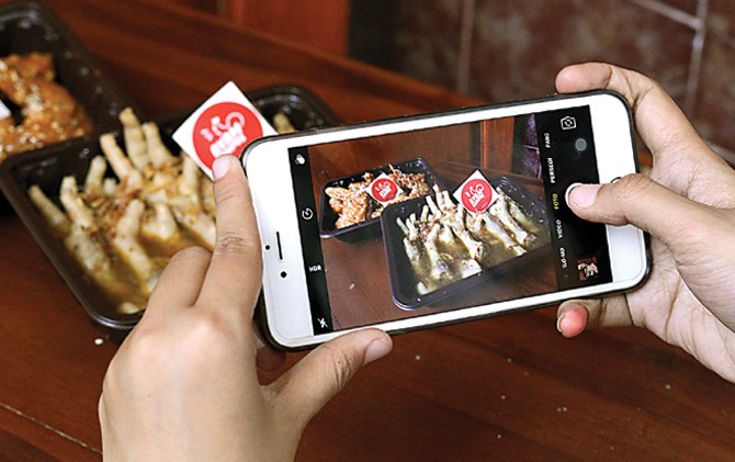 RAMAI SAAT WEEKDAY: Menu ayam kampus food ini bisa dipesan melalui instagram, telepon, atau aplikasi pesan makanan online. - Image